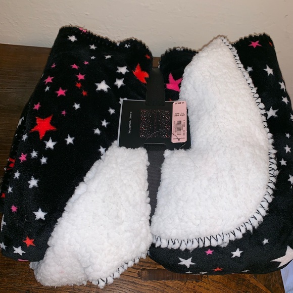 ‼️SOLD‼️VICTORIAS SECRET SHERPA THROW BLANKET - Picture 2 of 5